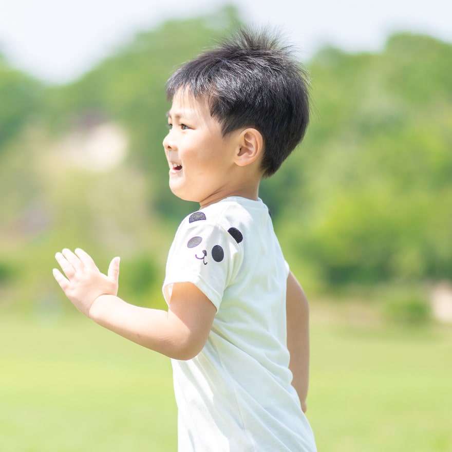 走る男の子